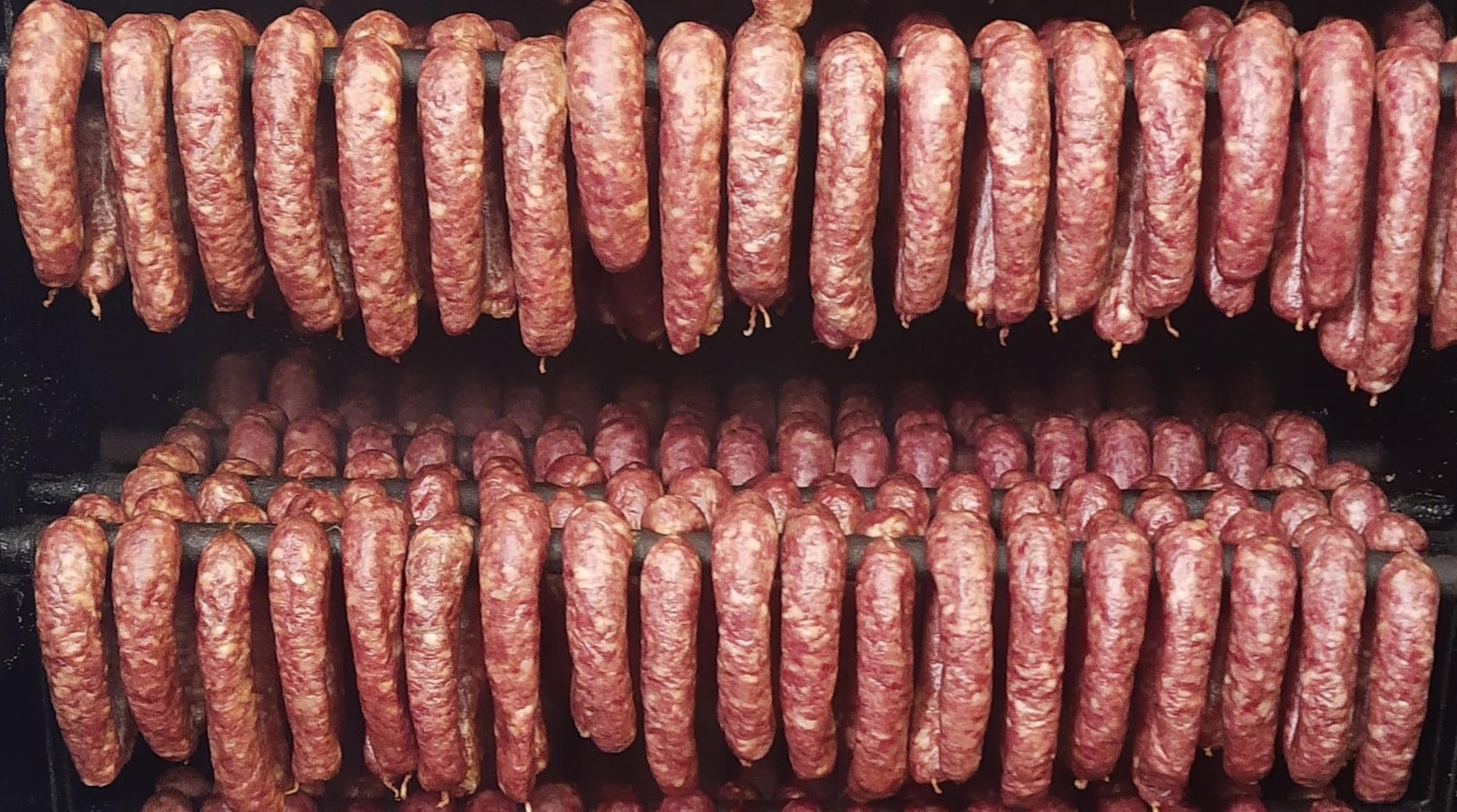 Würste in der Rauchkammer